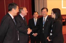 【图2】 刘利华副部长（右二）会见国际电信联盟副秘书长马尔科姆_琼森（左二）。